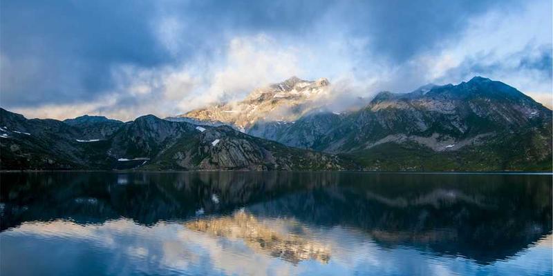 一杯充满墨水的清水
