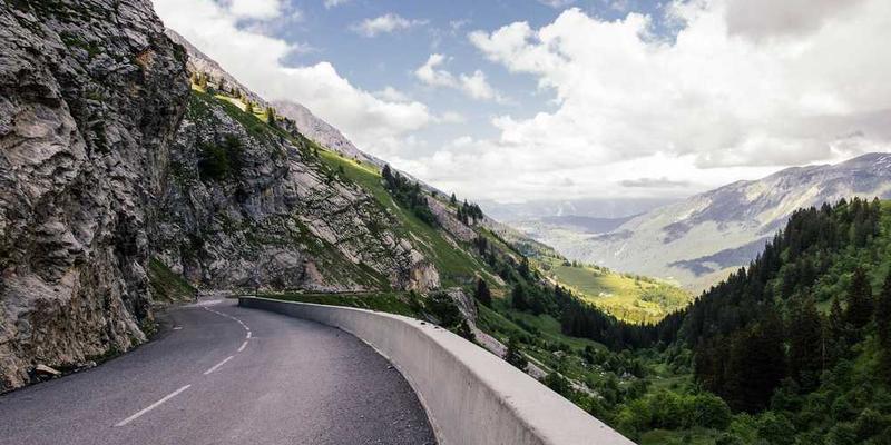 一位读者以不同的姿势阅读同一本书，分别是躺着的姿势、倒立的姿势和蜷缩的姿势，表现出阅读的多样性和独特体验