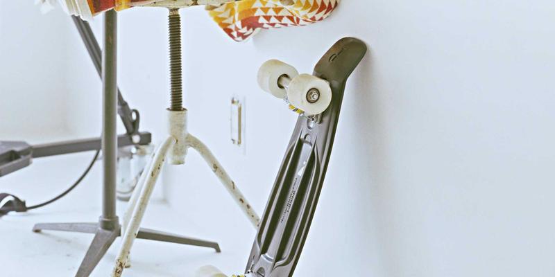 说明：一位运动员在基金会活动现场，旁边摆放着善款捐款箱，背景是基金会标志，凸显慈善主题