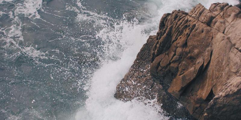 说明:图片展示FIFA的标志和一群身着不同国家队服装的球员合影,背景是国际足联的场地。