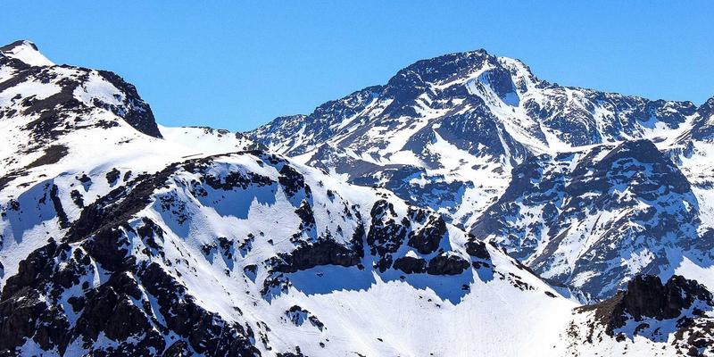 跨性别运动员参赛资格引发巨大争议，体育组织制定的激素水平标准被指缺乏充分科学依据且存在歧视。