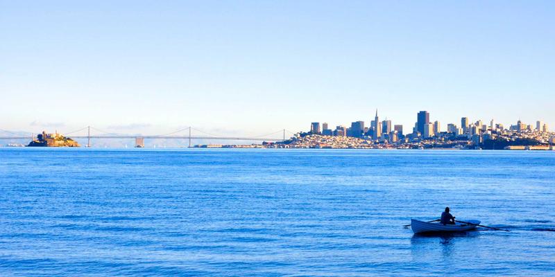 说明：一张揭示个人信息泄露风险的视觉化图像，如破碎的锁链或被窃取的数据图像