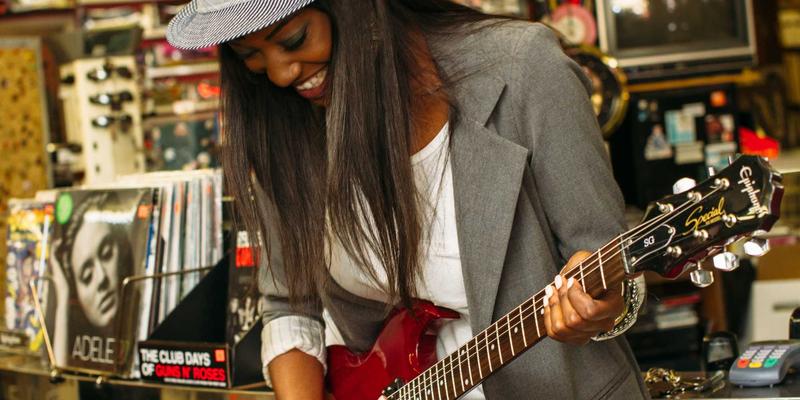 历史悠久的体育场馆被拆毁改建商业综合体,俱乐部历史和社区记忆一同消失。