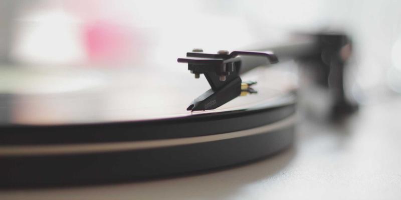 体育教材内容陈旧，未能涵盖运动科学最新进展，且深受欧美中心主义视角影响。