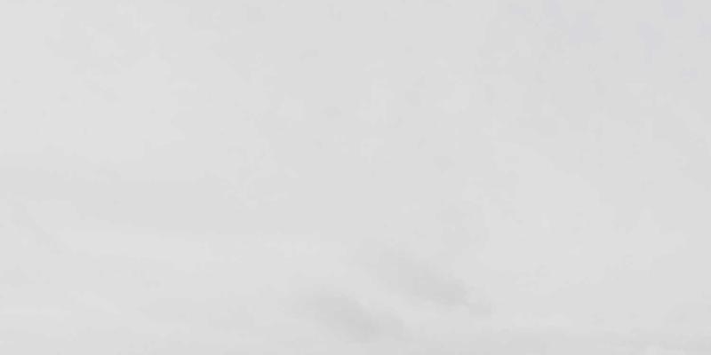 一位穿着传统服饰的运动员在比赛中,背景是现代体育场馆,体现传统与现代的冲突与融合