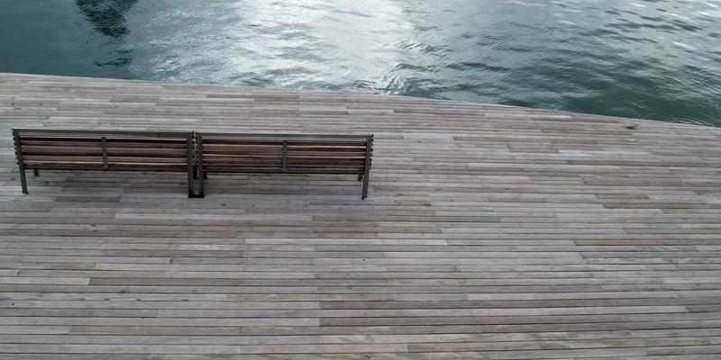 转型教练的退役球星，被俱乐部当作吸引球员和球迷的“吉祥物”，实际执教权力被架空。