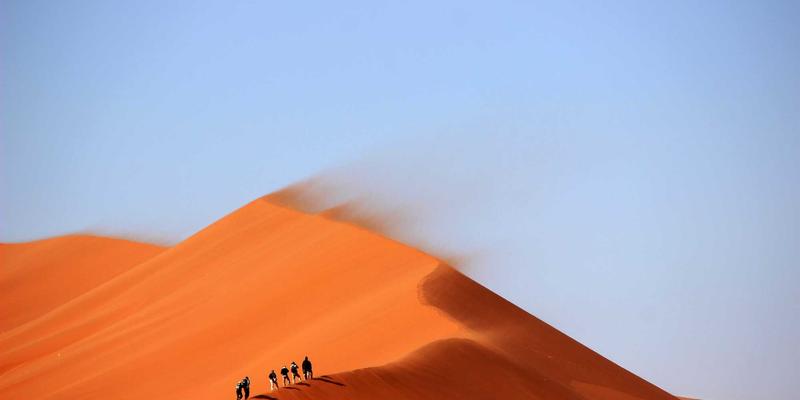 全球气候变暖导致许多冬季运动项目无雪可滑,依赖造雪系统,成本激增且不可持续。